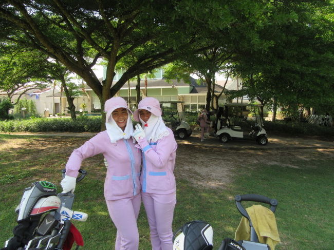 【Rayong Green Valley Country Club】３月/２回目<br />約20日間かかって、ようやく手に入れた『タイの銀行JCBカード』支払い。<br />カード機器が６台あり、何台か試した後、その内の１台で漸く支払いできた。<br />空いてる時間帯で、時間余裕あり、幸いでした。<br /><br />右担当キャディ、タイ人夫と子供二人３５歳。<br /><br />グリーンラインは強め.....ホールのボール１個等<br />自分の場合はヤヤ膨らませの弱いタッチのほうが、入りやすい。<br />まだ未熟か......。ボール１個指示のケースは、２個ぐらいが、入る傾向。<br /><br />歩きプレーにお付き合い....感謝です。<br />一般的に、やせ気味タイプは、ゴルフに熱心。