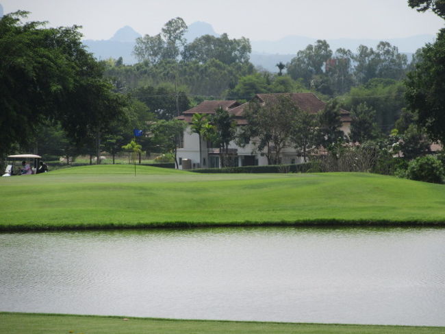 Rayong Green Valley Country Club<br />タイゴルフは、水攻めが多いい。<br />最近はヤヤ慣れてきて、恐怖感も薄らいだ。<br /><br />約150ヤード、池越えショートホール。<br />グリーン状態は、まずまず。それほど速くは感じなかった。