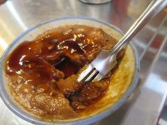 隣の富盛號で碗粿　30元
みたらし団子のようなとろりとした甘辛なタレがかかったお米のプディングは、見た目そのまんまの素朴なお味。