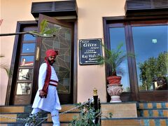 ホテルグリッツの一階にある、Raj Mahalで昼食。
この人が、ドアを開閉してくれてた。