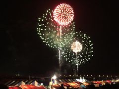 観覧場所は土手。
慣れた地元の方は毛布を持ち込んだり、寝袋に入って寝転がったり…。
土手を下りたところにある歩道沿いには数えられないくらいの屋台が並ぶ。