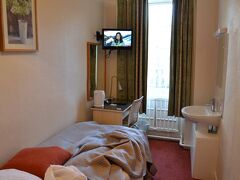 THE EURO HOTEL(London)

いきなり使用後の部屋の写真で申し訳ありませんが…ホテルの部屋の様子です。こういうのがイギリスらしいですよね～、風情があります…などと滞在2回目の素人が言ってみます^^;;;(汗)