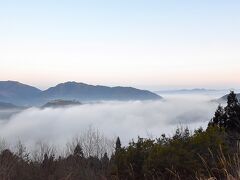 翌朝４時半、前日にフロントの方にお願いして予約したタクシーで出発。
県道277号線までは車で上がれましたが、立雲峡駐車場へ上がるためのＴ字路で通行止め。道路工事と、ノーマルタイヤで上がった観光客が駐車中に降り始めた雪で帰りにスリップしたため、とタクシー運転手談。

懐中電灯片手に山道を４０分、第１展望台へ到着。
運転手さんの予言通り、貸切です(笑)
