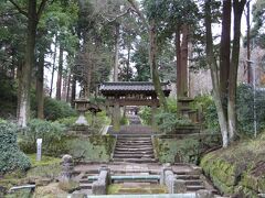 北鎌倉　浄智寺

鎌倉五山第四位
北条宗政とその子師時によって、弘安４年(1281)頃創建されたといわれる。
鎌倉末期には堂塔も整い、伽藍も大規模にり、塔頭も11院 を数え円覚寺とその規模を誇ったそうです。

すり減った石段が歴史を物語ります。