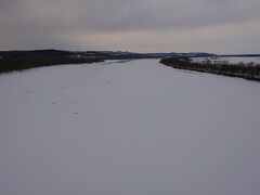 真っ白に凍結した十勝川。
ところどころ黒くなっている場所、雪解けなんだそう。
こんなにさぶいのに十勝は春の訪れが迫っていると。
嘘やろ？ちょーサブイんですけど。