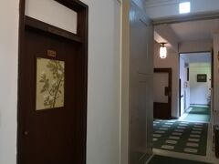本日の宿は、宮ノ下の富士屋ホテル。
車のキーを預け、お兄さんの案内で花御殿の2階へ。