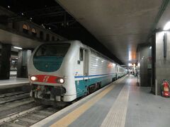 出発地点はローマ・テルミニ駅から。
テルミニ駅からバーリ中央駅までは夜行列車"Intercity Notte(ICN)"を利用します。
2等客室はフレッチャ系より遥かに安く、&#8364;45。宿代も浮きますし、起きたら目的地というのが魅力です。
ローマを0時頃出発し、バーリに6時半頃着でした。

