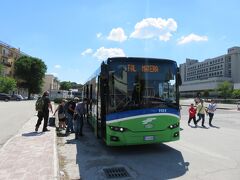 マテーラに到着。代替バスは中央駅前の広場に止まります。
マテーラ観光は個別の旅行記を書いてあります。