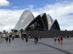 オペラハウスへ
こんなに新しいのに、世界遺産

https://goronekone.blogspot.jp/2018/05/Sydney-Opera-House.html