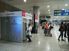 １日め。
ピーチ　羽田-上海便は時間どおり朝５時につきました。
預け荷物はないのですんなり入国。到着フロアに出て右にegoバスのカウンターがあると調べてあったので、向かいます。
出てすぐのところに銀行ATMがあったのでキャッシング。