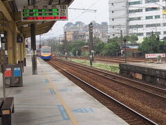 台北駅から台鉄で鶯歌へ。
普通電車で30分ほど。イージーカードで乗車できます。