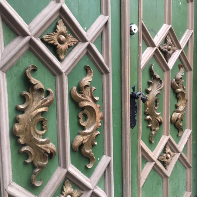 凝った作りのドア。