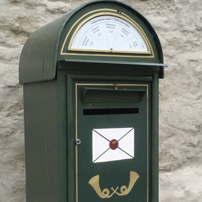 落ち着いた色合いのポスト。