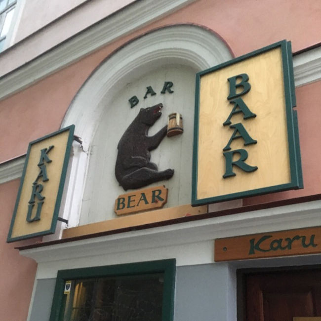 旧市街にはユニークな動物のモチーフもたくさん。お酒を飲むクマ。