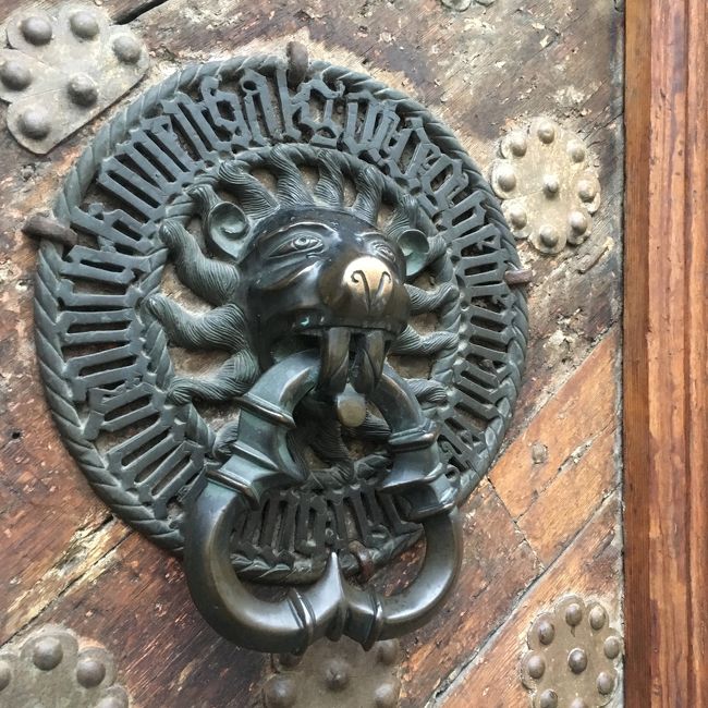 ライオンのドアノブ・・・。探し始めると、キリがありません。