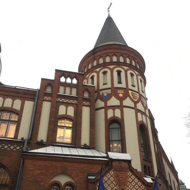 城壁の外、銀行博物館。