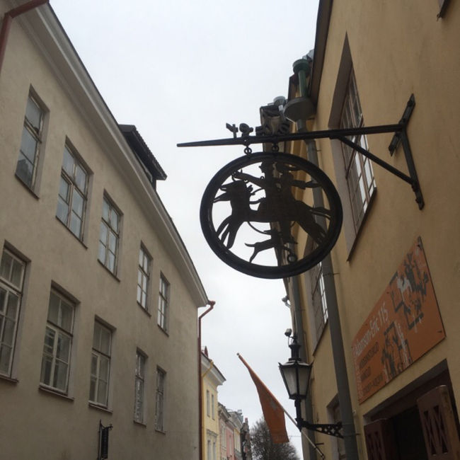 凝ったデザインの看板。