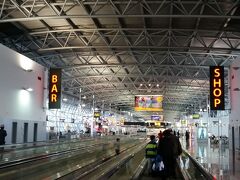 私の荷物を奪った男性2人組が、手ぶらで階段から降りてきます。

手ぶらです。

アレ・・・・？

男性たちはそのままスタスタと別のホームに向かって行きました。

状況に気づいた時すでに遅し。

２人組の姿はなく、お礼を言う事さえできませんでした。

彼らは、重たい荷物を運んで下さったのです。

色々な先入観から、私は彼らを悪者だと決めつけました。
ごめんなさい。。。