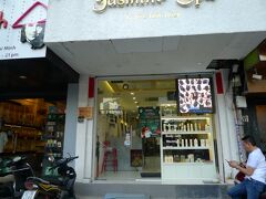 ★Jasmine Spa

いつもは最終日にシャンプーすることにしているが、今日は時間もあるし、店も空いているようなのでシャンプーすることにした。