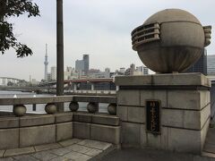 両国橋。隅田川に架かる両国橋の歴史は古く創架年は1659年にまでさかのぼると言われています（諸説あり）。武蔵国と下総国のふたつの国を結ぶことから「両国橋」と呼ばれ庶民の大事な交通路として長く親しまれてきました。現在の橋は1932年に完成し、2008年には東京都の東京都選定歴史的建造物にも選定されました。
