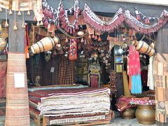 友達のペルシャ絨毯のカーペット探しに一緒に『Isfahan Gallery（イスファハン・ギャラリー）』へ。

イランの中央高原地帯に位置するイスファハンは、ウール絨毯の産地だそう。

イランのほか、トルコ、パキスタン、アフガニスタンなどからのカーペットやラグの種類が豊富です。

https://isfahans.com/