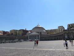 ナポリの中心地、プレビシート広場！