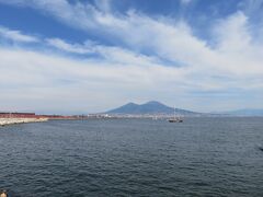 ヴェズヴィオ火山とナポリ湾。