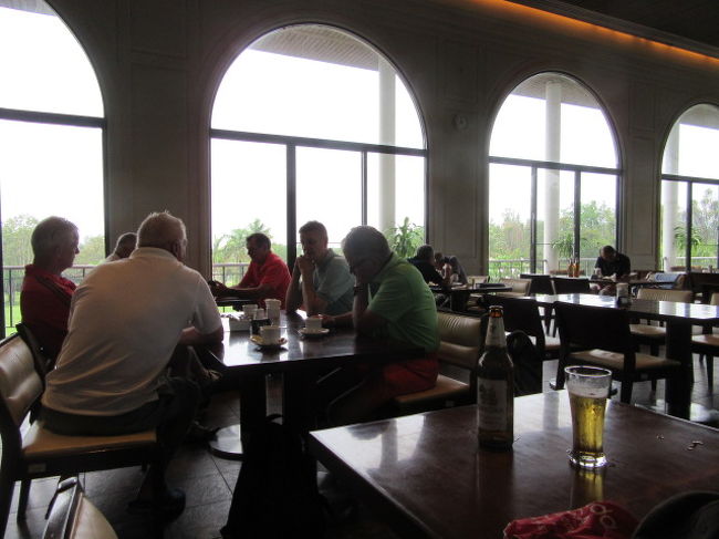 【BANGPRA GOLF CLUB】<br />GF800+CA350+TR300....歩きプレー<br />ゴルフバー発........AM.10:15<br />コース着............AM.11:10。。。シラチャ経由の一般道走った。<br />雨降りで、レストランで一休み<br />結局、小雨実行......PM.12：45<br /><br />3組の２組目スタートでPM.1:00頃<br />終了.................PM.5:00頃<br /><br />結果的に、余り雨降りに合わず<br />フェアーウエーのヤヤぬかるみあったが、グリーンの湿り気は少なかった