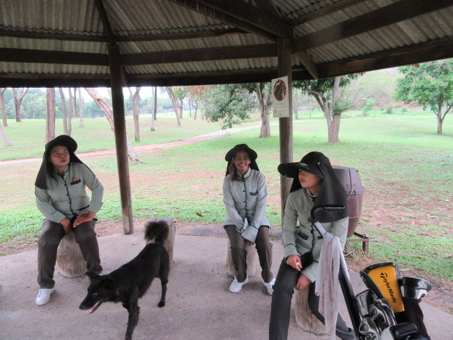 右、１７歳にしてキャディデビュー２週間目<br />左、昨日バイク事故でびっこひいてた<br />真ん中、一人子持ちの、年配キャディ<br /><br />皆様、それぞれ歩きにお付き合いしてくれました<br />野良犬放置が多いい