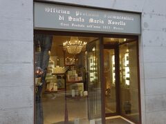 あ，こんなところにSanta Maria Novella 薬局が。しらなかった。