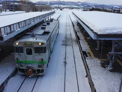 地元の人の会話を聞き流しつつ、車窓の景色をボンヤリ眺めていると
１時間２０分くらいは、あっという間。
昨夜の高速バスは真っ暗闇で、景色も何もなかったですもん。