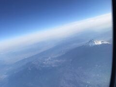 那覇行一番便で沖縄へ。羽田近辺は天気が良く、富士山がきれいに見えました。