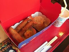 お昼までちょっと時間があったので、
バックドラフトが10分待ちだったので入る。
子供たちは爆音と炎にビビる。
ちょっとびっくりしてしまうかも。

そしてドラコンズパールでキッズセット。