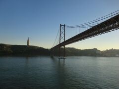 16:00出港します。4月25日橋をくぐってテージョ川を下ります。向こうに見えるのはクリスト・レイ像。