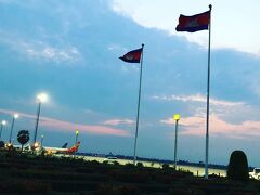 遅れてはしまいましたが、時間帯はちょうど夕暮れ時。この微妙な明るさの空港はアンコール遺跡の美しさに期待感を持ってしまうような気がします。（実際同じシェムリアップの空）