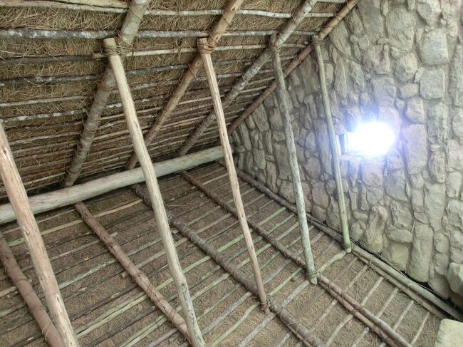 見張り小屋の建物の屋根は藁葺きになっていて、中の構造も結構しっかりしてそうです。全部復元らしいけども。ほんとにこの作り方が正しいか分からないそう(残ってないから)