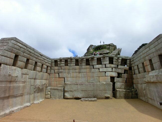 若干崩れてはいるけど、インカの石組みとも違って綺麗に成型された石組み。<br />王とかの位の高い人用の建物か、神殿とかの建物の跡のはず。