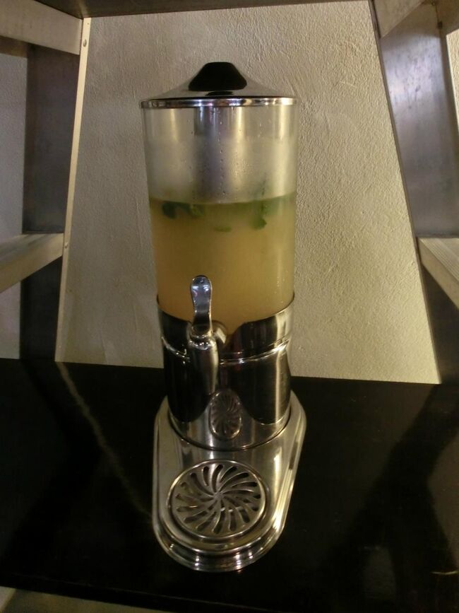 ホテルに帰ってきました。<br /><br />フロント横にある自由に飲めるジュース。<br />うっすいオレンジ味にコカの葉が入ってるのかな？甘みなしで酸っぱいだけでした。