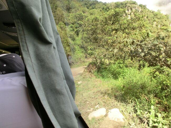 バスは細い道を進んでいきます。道踏み外したら崖から転落ですね。こわー