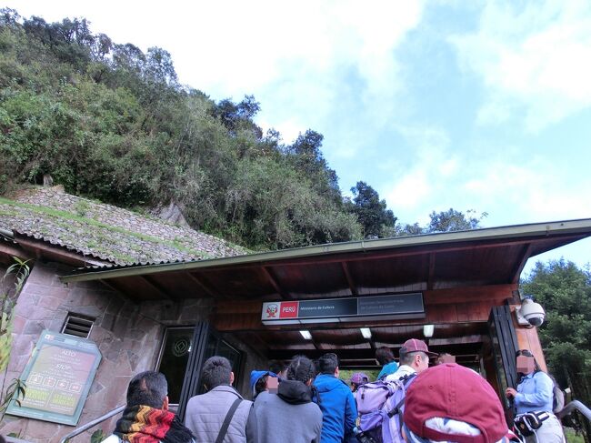 入り口に着きました。<br />中にはトイレが無いそうなので、この入り口で済ませていきます。