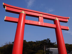 バス停に戻り、11:32発のバスに乗り、おのころ神社へと向かう。
バスは、コミュニティバスらしく、細い路地を走って行く。
そして、6分ほどで大きな赤い鳥居の前に着いた。
日本三大鳥居に数えられる鳥居を潜れば、おのころ神社だ。
神話で最初にできた島がここなのだと。