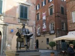 ポッジョ通り(Via di Poggio)にあるルッカ出身の作曲家プッチーニの像

奥の建物1階、黄色い入り口が彼の生家で公開されています。


