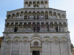 サン ミケーレ イン フォロ教会（Chiesa di San Michele in Foro)

古代ローマ時代の広場に12世紀から14世紀にかけて建てられた教会で、
頂上に大天使ミカエルがそびえるファサードが偉容かつ麗しいです。

「でもちょっと不安定な感じしない？」
「綺麗だから良いの！」


