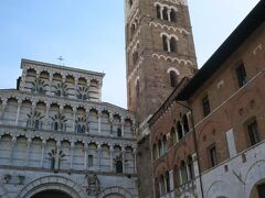 サン マルティーノ大聖堂 (Duomo di San Martino)

6世紀の中頃に建てられた建物は11世紀に再建されて、
その後何度も改修を繰り返して、ファサードは13世紀
中頃に完成したそうです。

鐘楼の色の違うところは後から付け足されたそうです。

