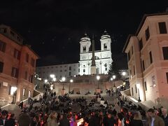 夜も混んでるスペイン広場。

アイスクリームこも階段で食べるの禁止なんですってね。
4年前はこの近くのジェラート屋さんで
ジェラート食べましたけど今回は寒くてパス。

ここから地下鉄でテルミニ駅へ。
コロッセオからここまで徒歩。
頑張った。