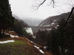 小松空港でレンタカーを借りて五箇山方面に向かいます。
いつもレンタカーはニッポンレンタカーを利用してるのですが、今回はスタッドレスの四駆が確約できないということだったのでトヨタレンタカーにて、C-HRを借りました。先月の北陸の大雪のニュースを見て、かつ、五箇山周辺は元々雪が多い地域なので、四駆の方が安全だろうということ、プラス車好きな相方がC-HRに乗ってみたかったというのもあったらしいです。

小松空港から五箇山に向かう途中で湯谷温泉に立ち寄ります。
湯谷温泉までは1時間ほどでした。
温泉の手前の駐車場から奥を見たら、すごい勢いで水が放流されてるダムがすぐそこに ∑(ﾟДﾟ)