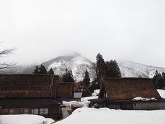 相変わらず小雨が降る中、相倉合掌造り集落へ。
さすがにこの辺はまだまだ雪が残っています。
3月に入ってから急に暖かい日があったりして、屋根の雪はほとんどないですが。

五箇山 相倉集落は、菅沼集落、白川郷の荻町集落と共に1995年に世界文化遺産に登録されています。
世界遺産というブランドに弱い私としては、以前から白川郷の合掌造り集落に行ってみたいと思っていましたが、なんか遠くて行きにくそうだと行くのを先延ばしにしていました。
いざ来てみると思ったよりもあっさりと来れてしまいました。
(白川郷ではなく五箇山ですが。)
山間にひっそりとある合掌造り集落…絵になります。