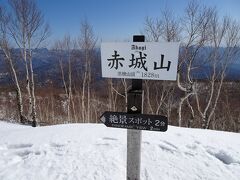 日本百名山の45座目♪
山頂は樹木に囲まれていましたが、更に少し進んで絶景スポットへ。