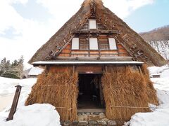 塩硝の館。
塩硝は火薬の原料となる硝酸カリウムで、五箇山では植物と蚕の糞を培養して抽出する方法で製造されていたそうです。
五箇山は加賀藩の流刑地にもなるほどの僻地で陸の孤島であった為、幕府や他藩に隠れて塩硝を作るのには適した場所でした。