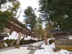 永平寺に到着。
永平寺の入口まで徒歩5分ほどのところにある駐車場 (400円) に車を停めて、お土産屋さんの並ぶ参道を歩いてきました。
私は来るのは2回目。相方は初めてです。
参拝料は大人1名500円。